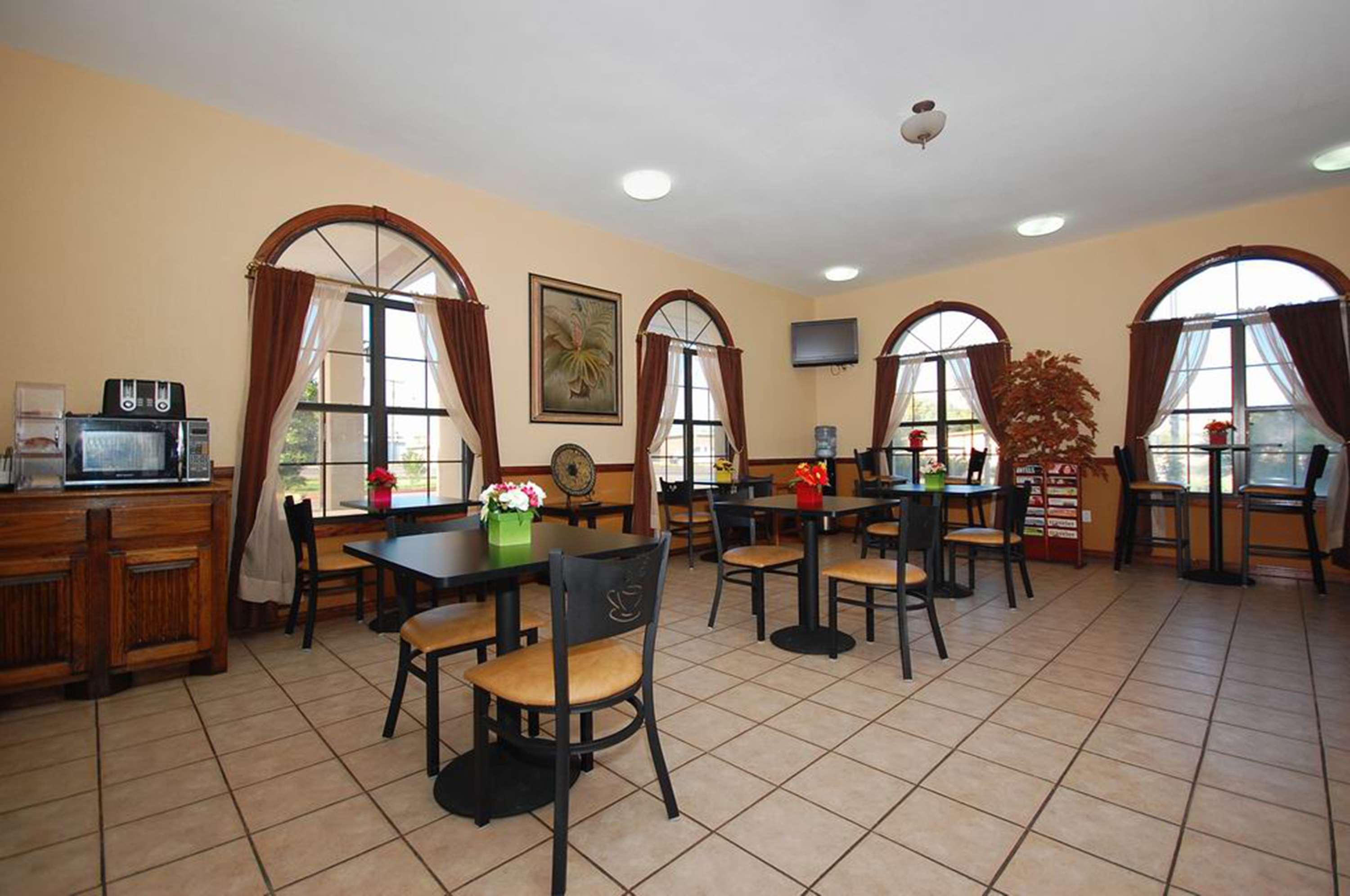 Best Western Plus Emerald Inn & Suites Гарден-Сити Экстерьер фото