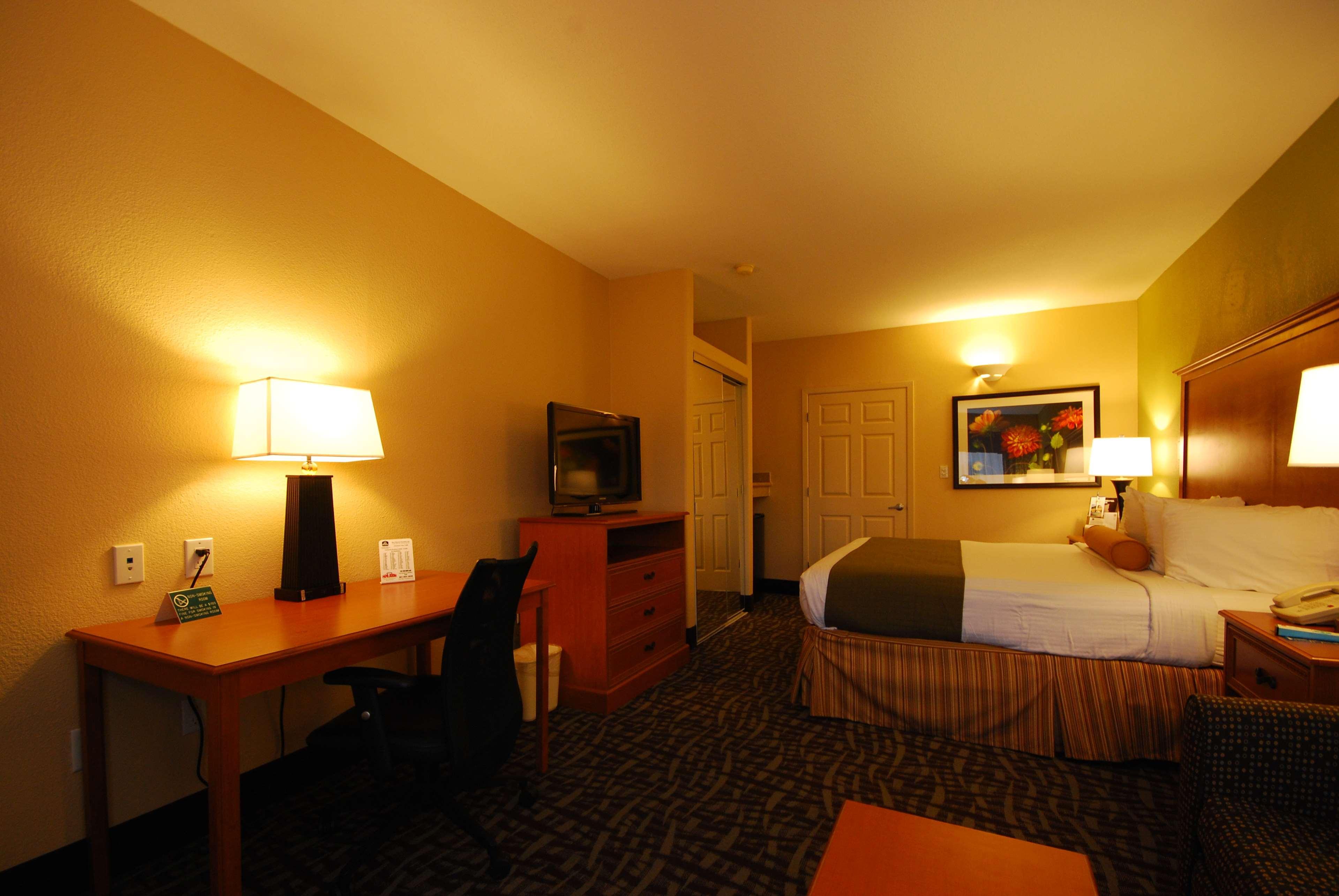 Best Western Plus Emerald Inn & Suites Гарден-Сити Экстерьер фото