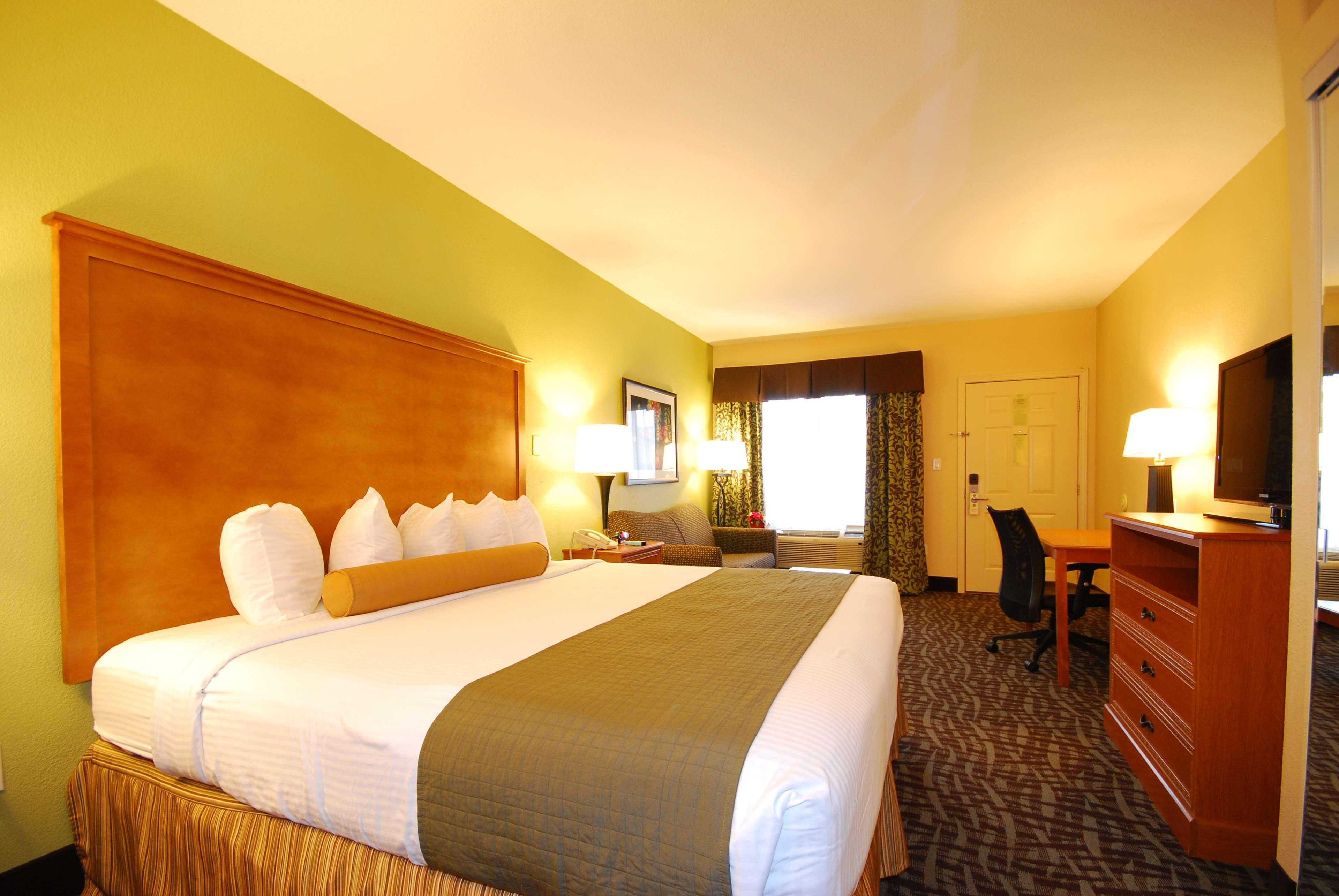 Best Western Plus Emerald Inn & Suites Гарден-Сити Экстерьер фото