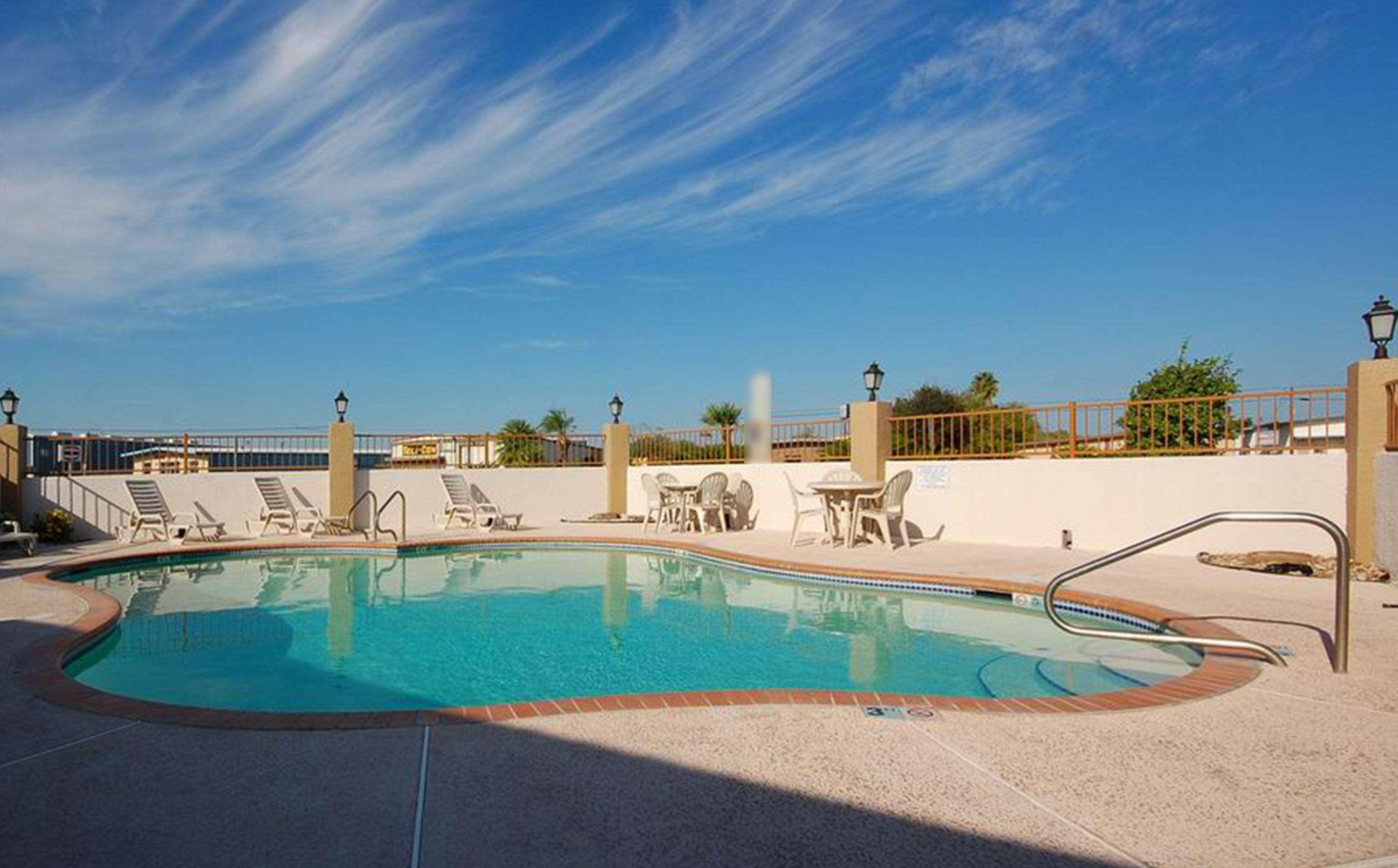 Best Western Plus Emerald Inn & Suites Гарден-Сити Экстерьер фото