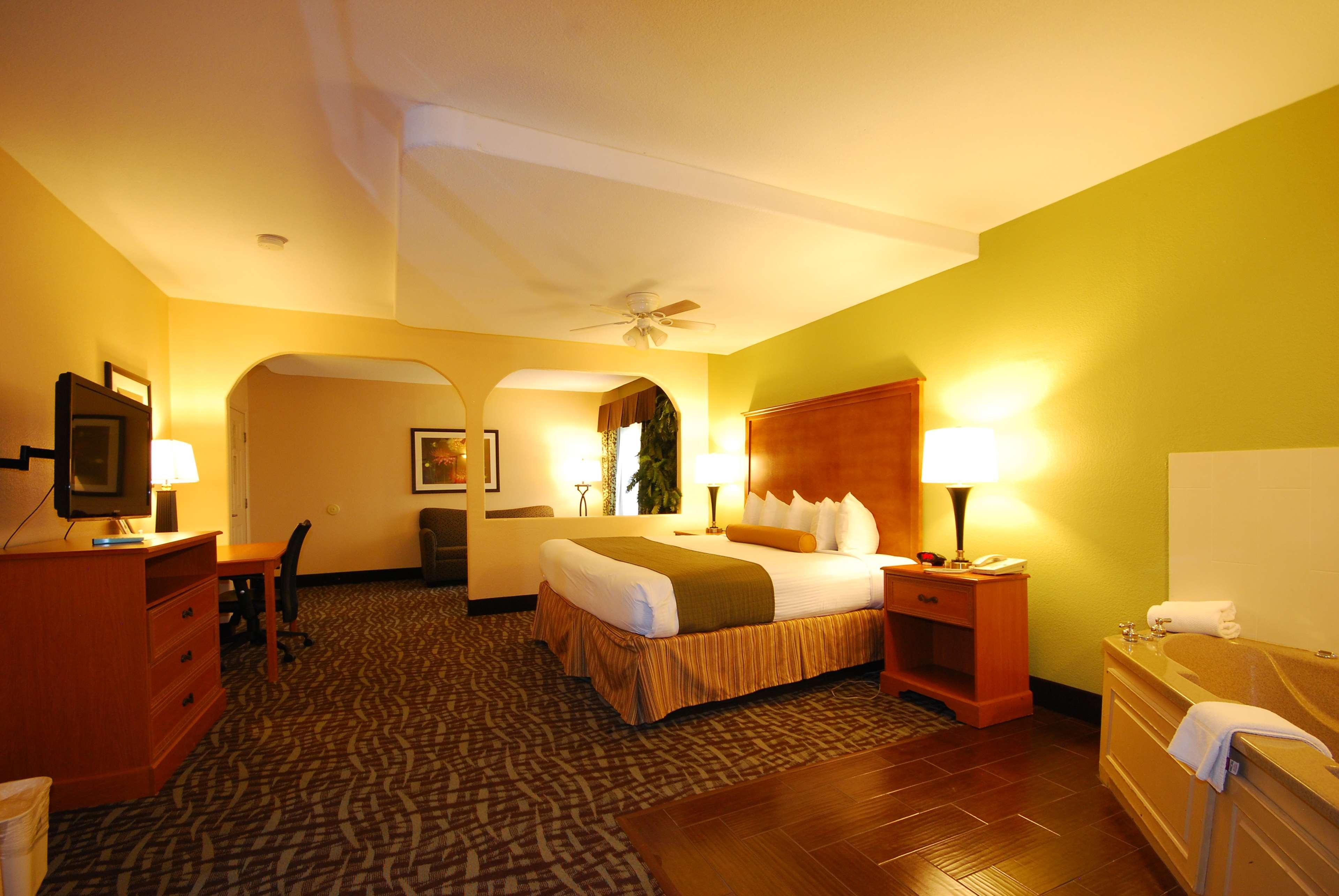 Best Western Plus Emerald Inn & Suites Гарден-Сити Экстерьер фото