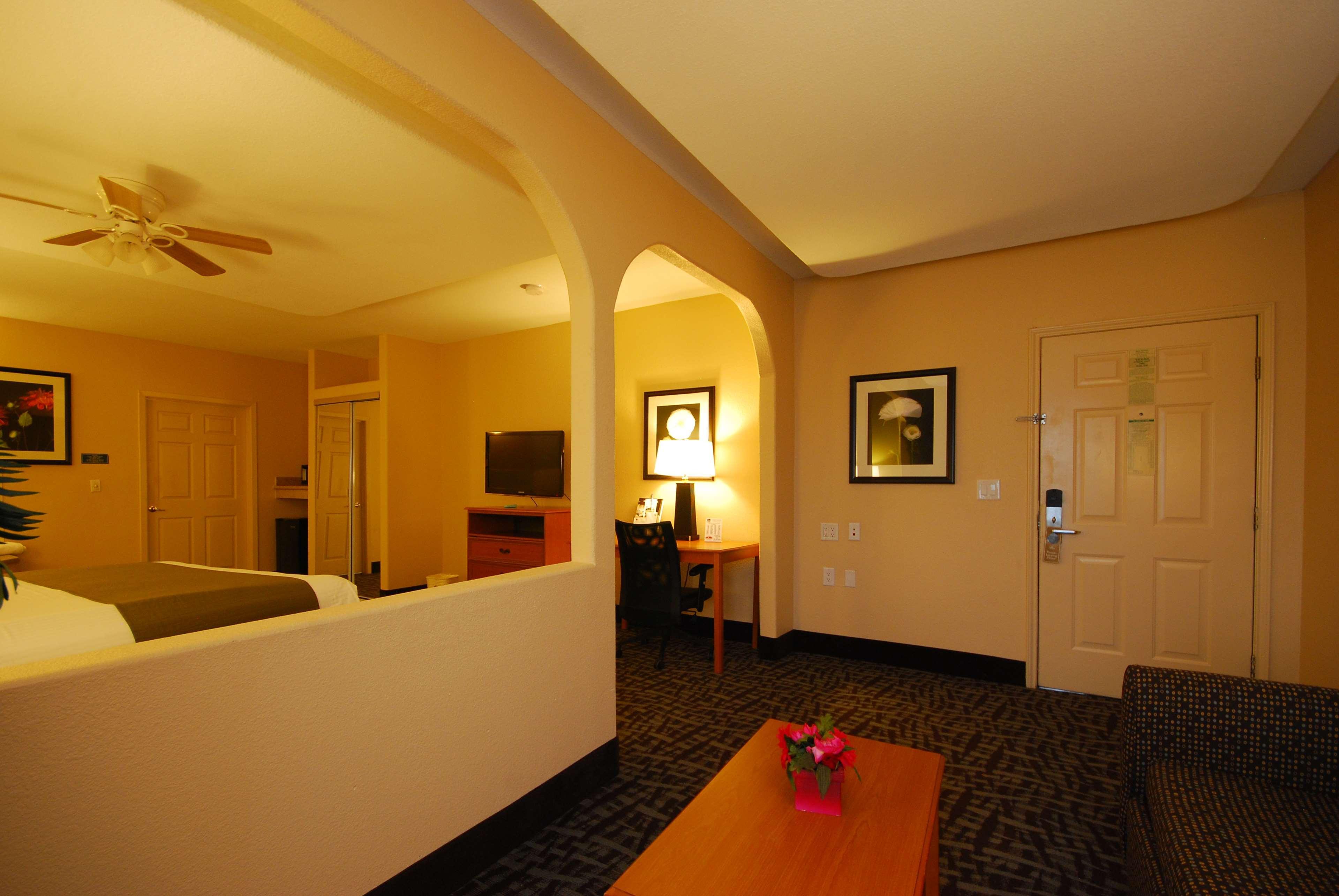 Best Western Plus Emerald Inn & Suites Гарден-Сити Экстерьер фото