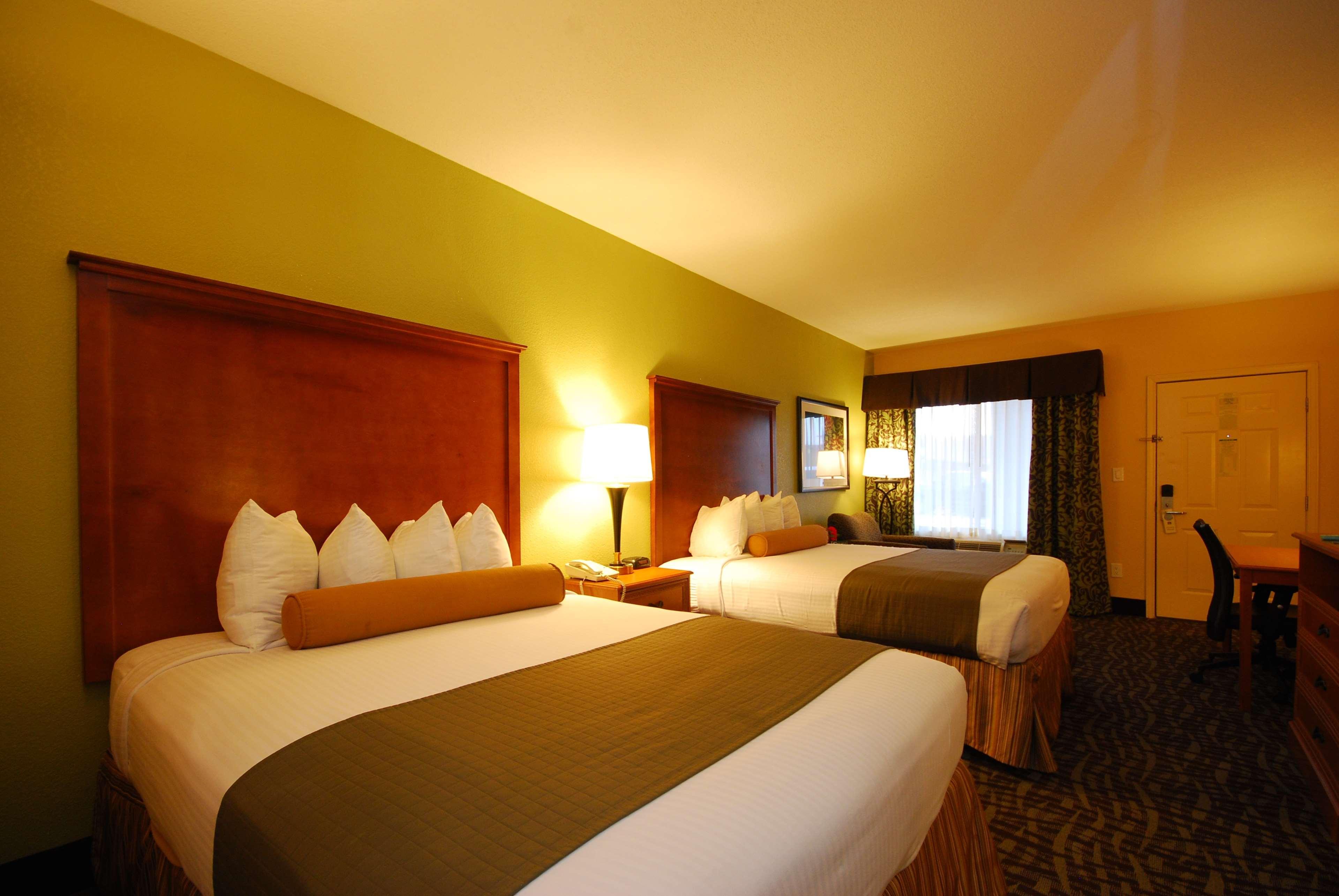 Best Western Plus Emerald Inn & Suites Гарден-Сити Экстерьер фото