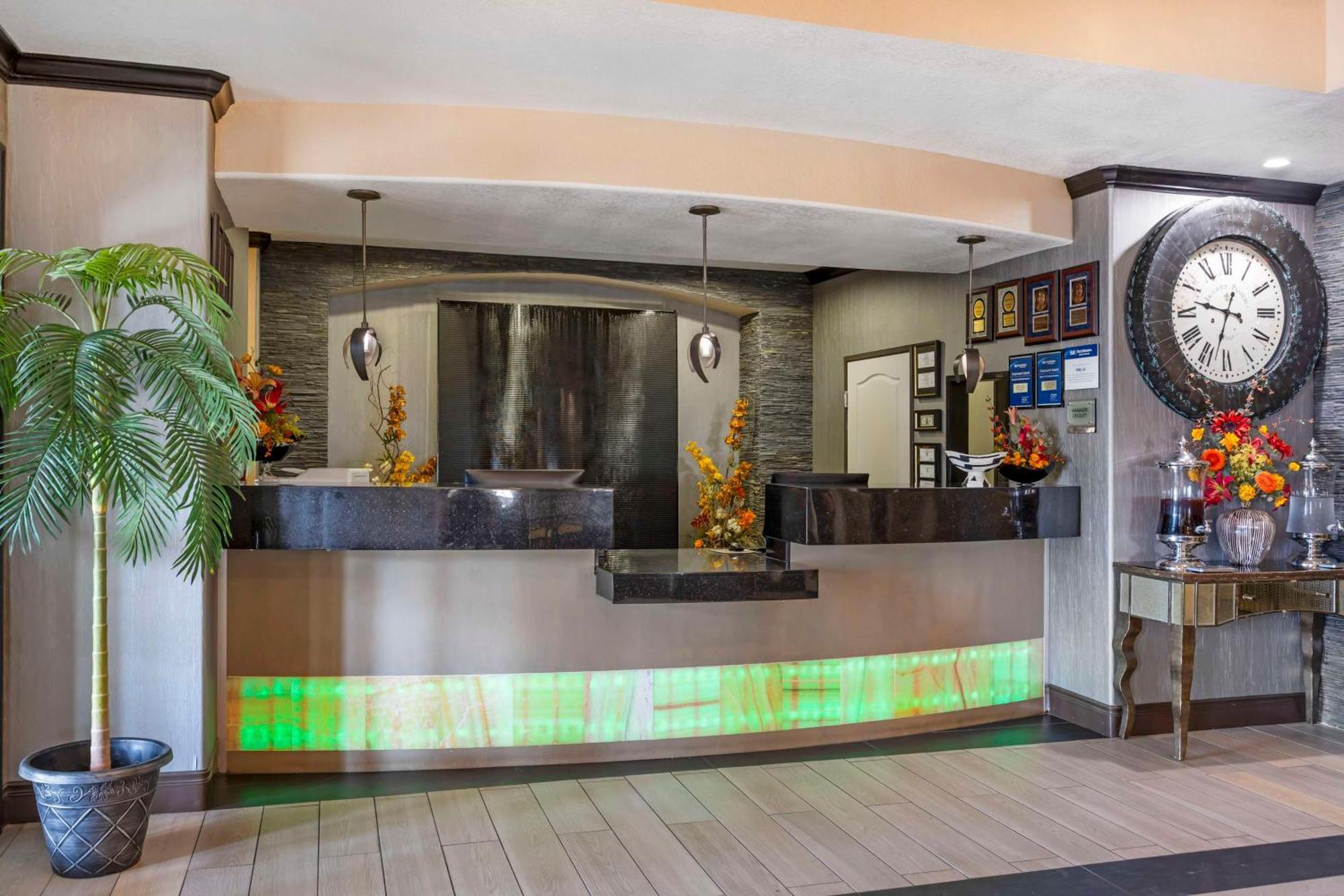 Best Western Plus Emerald Inn & Suites Гарден-Сити Экстерьер фото
