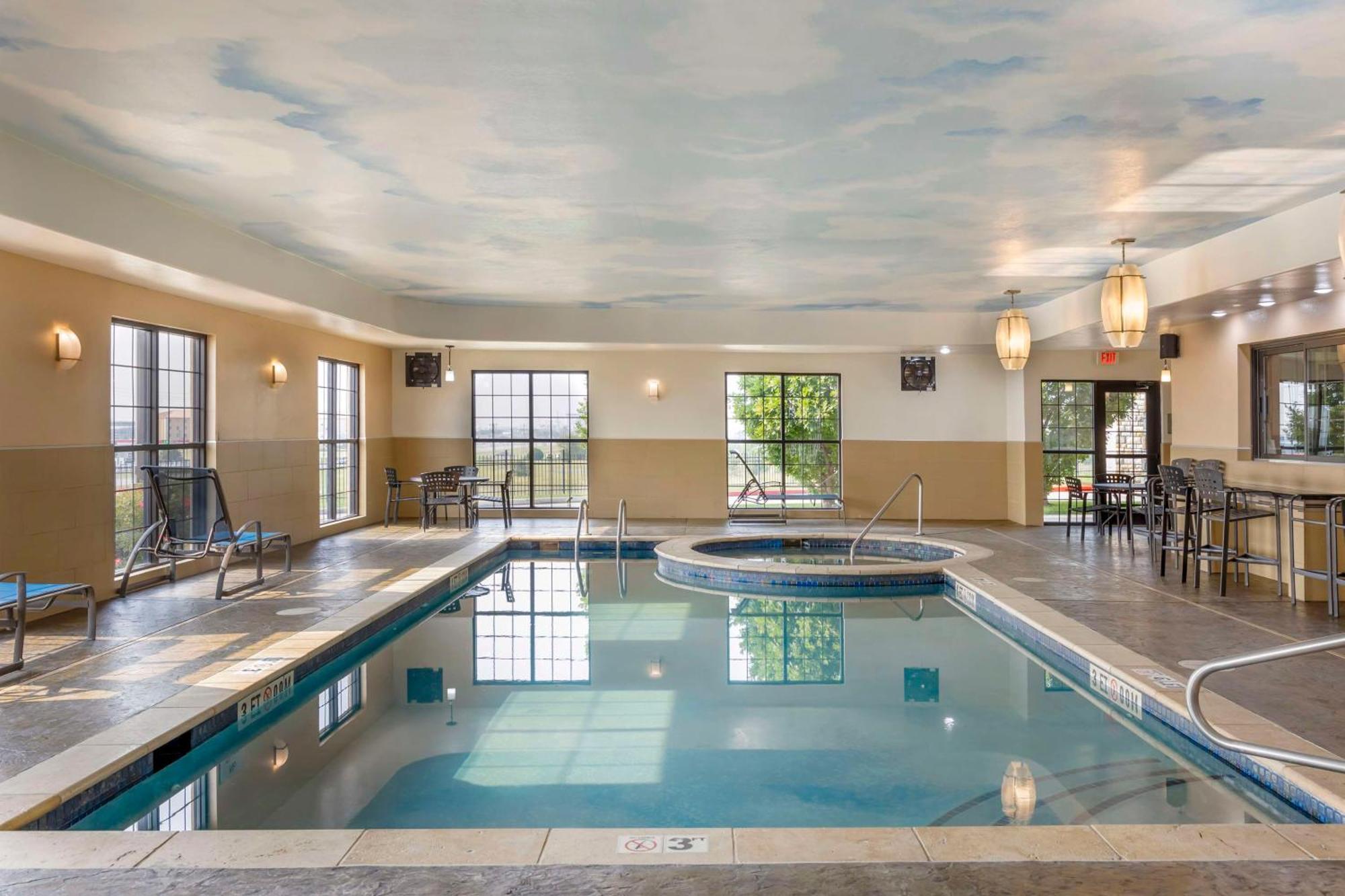 Best Western Plus Emerald Inn & Suites Гарден-Сити Экстерьер фото