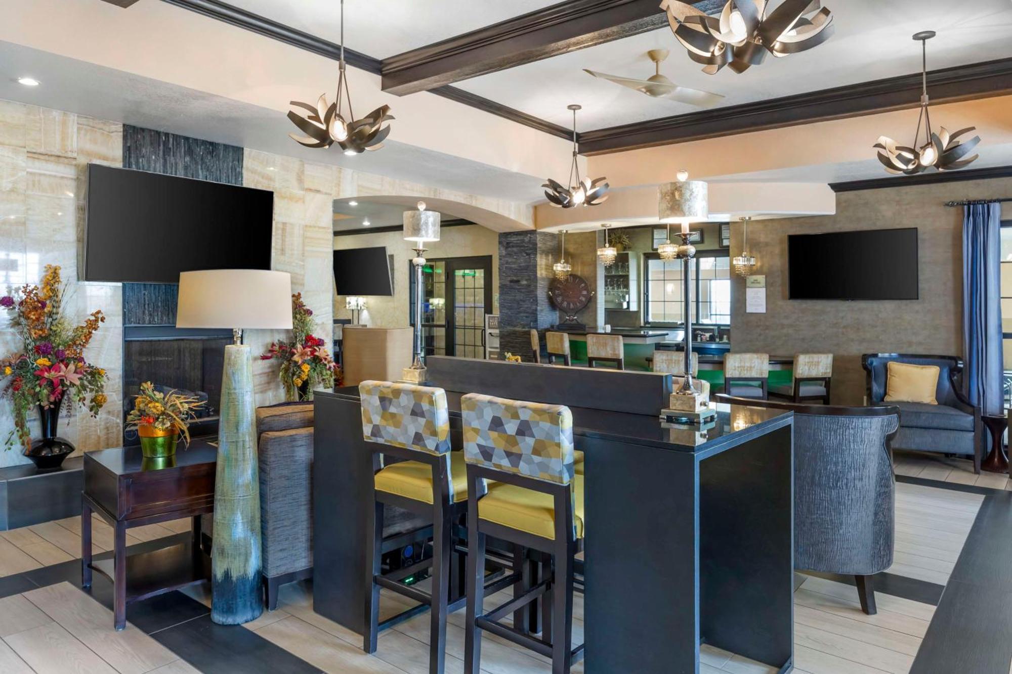 Best Western Plus Emerald Inn & Suites Гарден-Сити Экстерьер фото