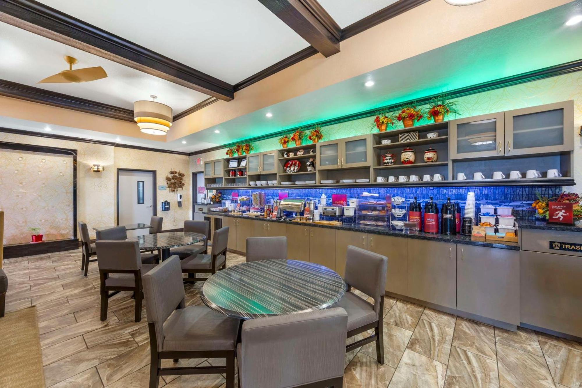 Best Western Plus Emerald Inn & Suites Гарден-Сити Экстерьер фото