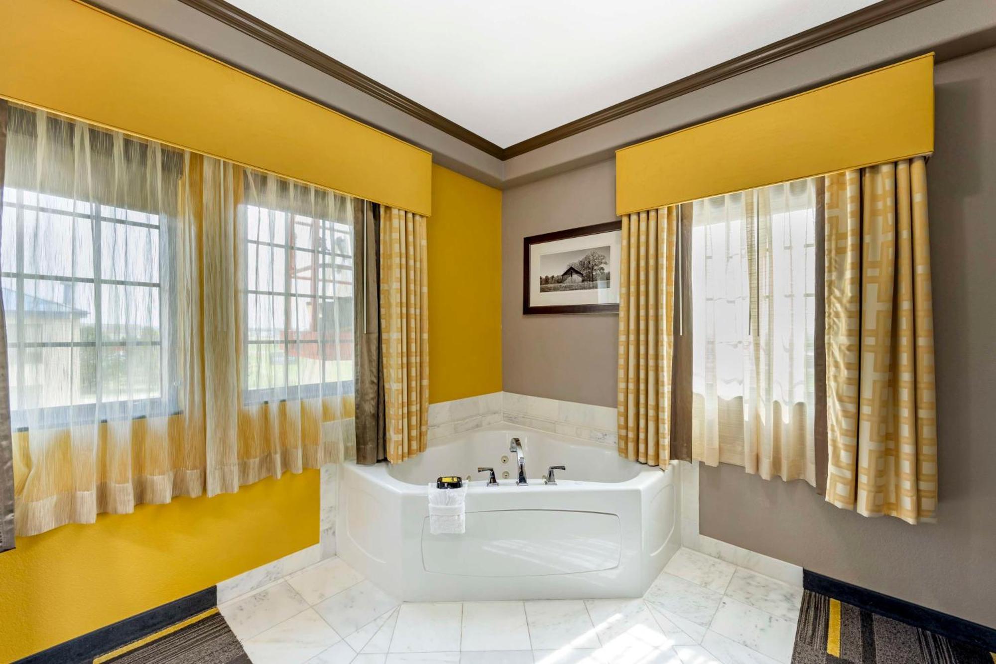 Best Western Plus Emerald Inn & Suites Гарден-Сити Экстерьер фото