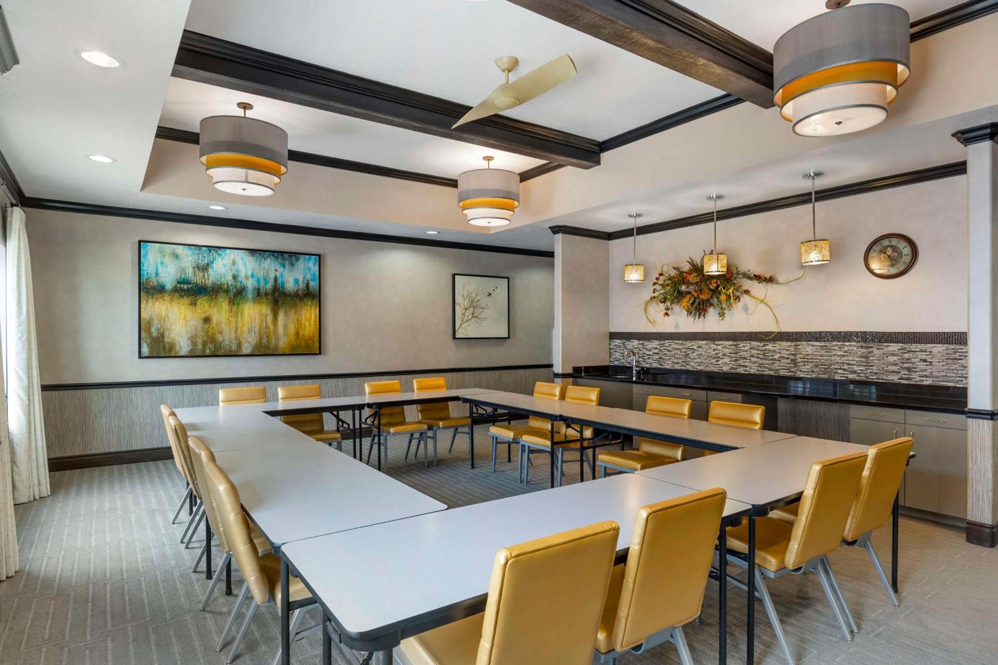 Best Western Plus Emerald Inn & Suites Гарден-Сити Экстерьер фото