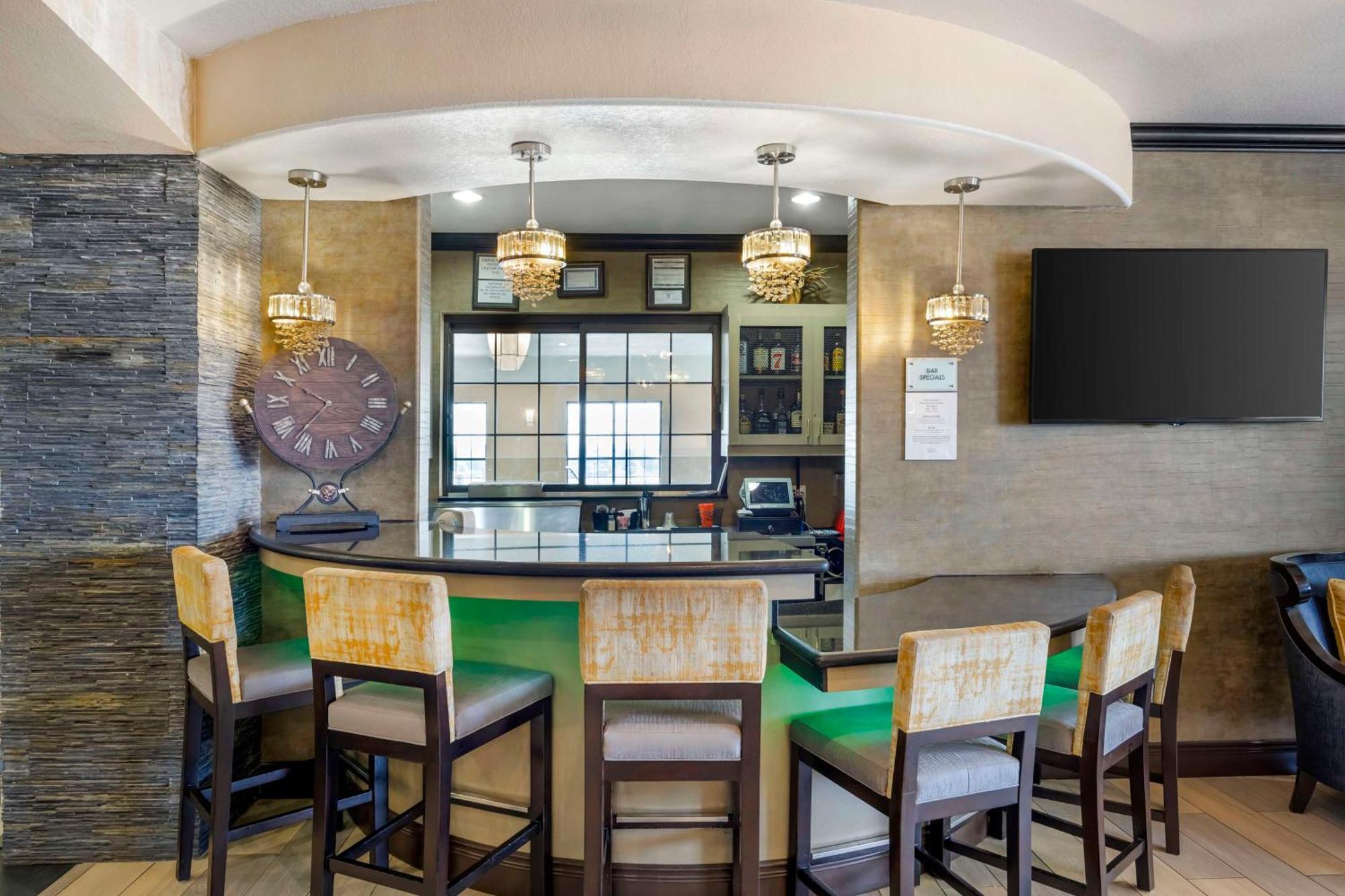 Best Western Plus Emerald Inn & Suites Гарден-Сити Экстерьер фото