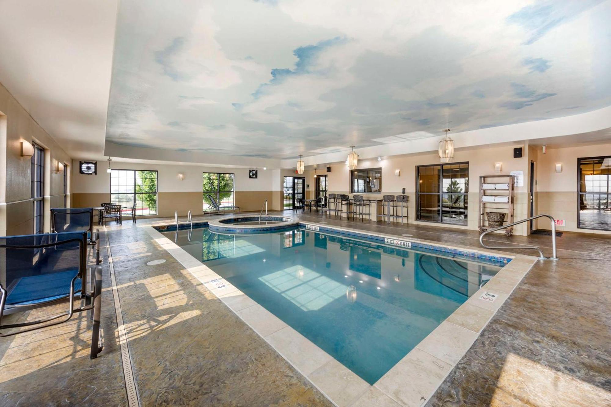 Best Western Plus Emerald Inn & Suites Гарден-Сити Экстерьер фото